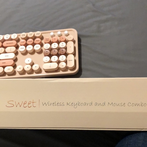 MOFII Wireless Keyboard and Mouse Combo - Picture 13 of 14